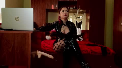 QueenManifest online show from 01/17/26, 02:00