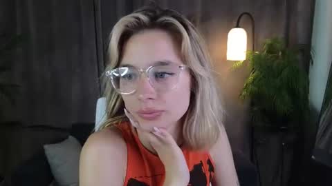 Snapshot of noramoreau chatting on 07/09/26, 07:34 Nora online show from 07/09/26, 07:34