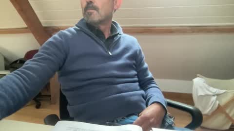 Snapshot of noux69 chatting on 10/17/25, 03:03 noux69 online show from 10/17/25, 03:03