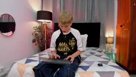 Snapshot of novaybrian chatting on 01/09/25, 04:30 NovayBrian online show from 01/09/25, 04:30