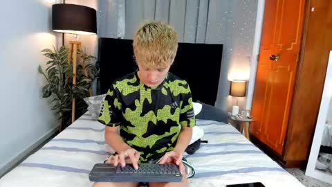 Snapshot of novaybrian chatting on 02/14/25, 06:45 NovayBrian online show from 02/14/25, 06:45