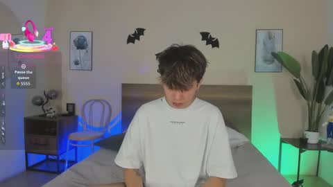 Snapshot of novaybrian chatting on 10/10/25, 04:44 NovayBrian online show from 10/10/25, 04:44