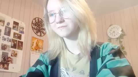 Snapshot of novellahartig chatting on 02/07/26, 02:32 Sari It is my first day online show from 02/07/26, 02:32