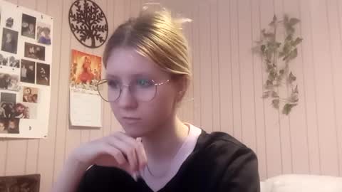 Snapshot of novellahartig chatting on 02/21/26, 02:51 Sari It is my first day online show from 02/21/26, 02:51