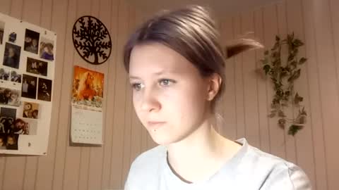 Snapshot of novellahartig chatting on 02/28/26, 03:24 Sari It is my first day online show from 02/28/26, 03:24