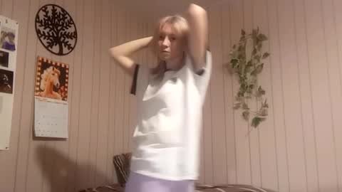 Snapshot of novellahartig chatting on 03/04/26, 03:40 Sari It is my first day online show from 03/04/26, 03:40