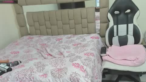 nyomi browm online show from 02/19/25, 08:33