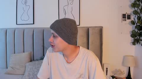 Sara Help me reach 1000 followers online show from 05/14/26, 01:18