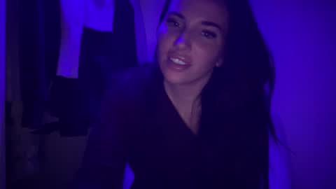 Snapshot of oceanxalara22_xo chatting on 10/29/25, 02:36 A L A R A online show from 10/29/25, 02:36