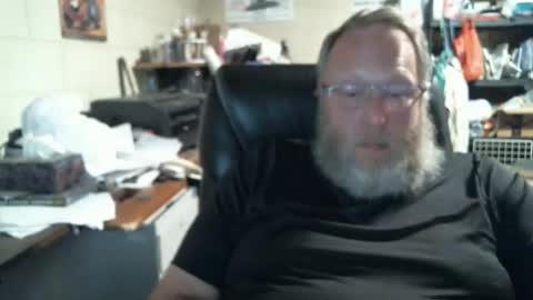 Snapshot of oddobsessions chatting on 10/17/25, 11:40 oddobsessions online show from 10/17/25, 11:40