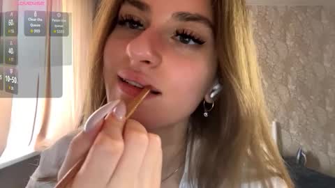 Mia online show from 09/14/25, 09:30