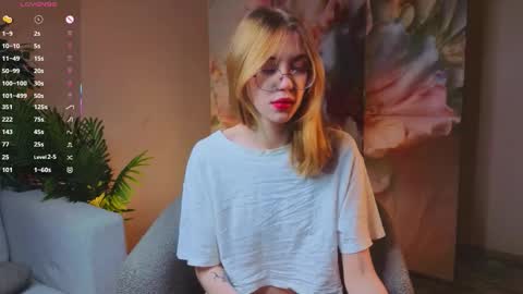 Lynna online show from 12/22/25, 11:07