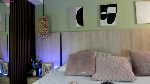 Holly online show from 04/15/26, 11:17