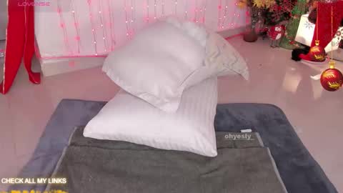 ohyesly_ online show from 12/19/25, 10:11