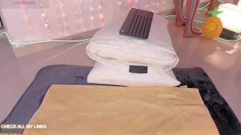 ohyesly_ online show from 01/09/26, 10:07