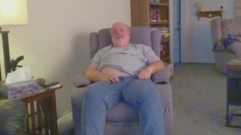 Snapshot of old_guy111 chatting on 12/17/25, 09:10 old_guy111 online show from 12/17/25, 09:10