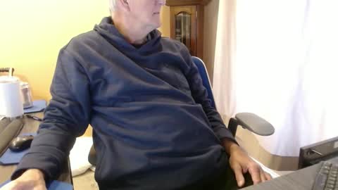 Snapshot of olderandwiser chatting on 12/25/24, 03:38 Older and Wiser online show from 12/25/24, 03:38