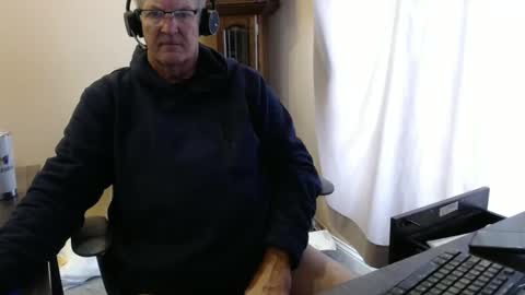 Snapshot of olderandwiser chatting on 01/08/25, 04:22 Older and Wiser online show from 01/08/25, 04:22