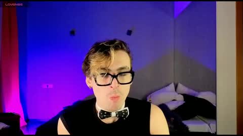 Snapshot of oliver__martinez chatting on 10/13/25, 05:29 OLIVER MARTINEZ online show from 10/13/25, 05:29
