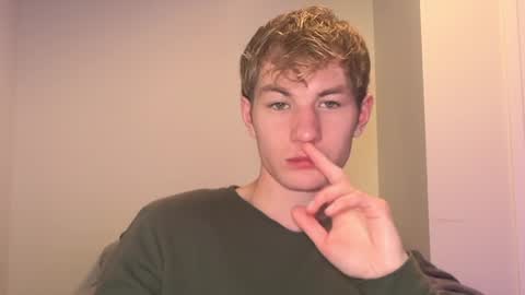 Snapshot of oliver_beck chatting on 12/28/24, 02:43 Oliver Beck online show from 12/28/24, 02:43