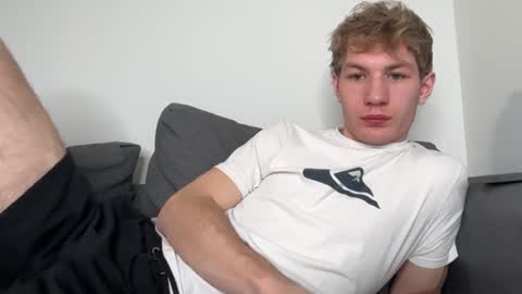 Snapshot of oliver_beck chatting on 02/03/25, 02:03 Oliver Beck online show from 02/03/25, 02:03