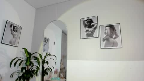 Snapshot of olivia_collisn chatting on 05/12/26, 11:07 Olivia Collins online show from 05/12/26, 11:07