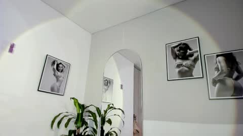 Snapshot of olivia_collisn chatting on 05/13/26, 12:13 Olivia Collins online show from 05/13/26, 12:13