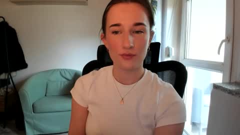 Snapshot of oliviaaa2003 chatting on 06/01/26, 10:28 Oliwiaa2004 online show from 06/01/26, 10:28