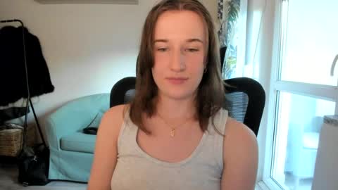 Snapshot of oliviaaa2003 chatting on 07/15/26, 05:40 Oliwiaa2004 online show from 07/15/26, 05:40
