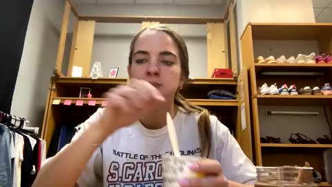 oliviaaraee online show from 02/09/26, 10:47