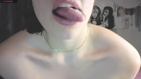 Snapshot of oliviabluee10 chatting on 05/20/26, 01:01 oliviabluee10 online show from 05/20/26, 01:01