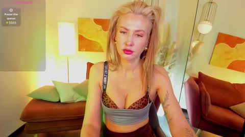 Snapshot of oliviaglow chatting on 02/17/26, 06:32 Isabella online show from 02/17/26, 06:32