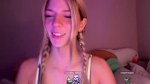 Snapshot of oliviahansleyy chatting on 11/19/25, 04:12 Olivia online show from 11/19/25, 04:12