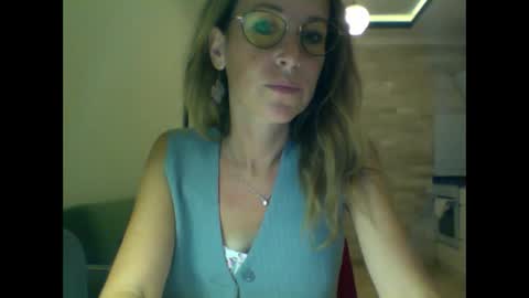 olyra11 online show from 10/23/25, 08:40