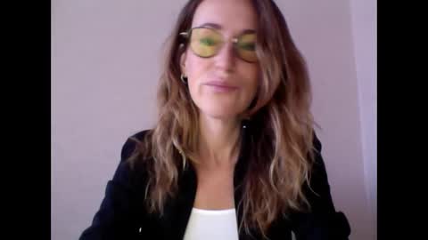 olyra11 online show from 02/25/26, 07:51