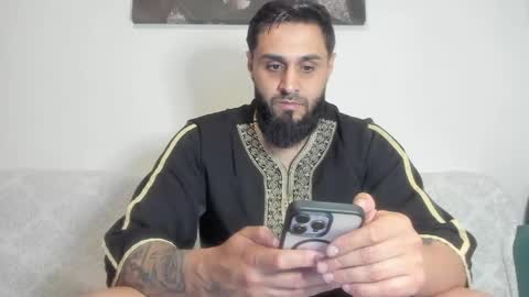 Snapshot of omar_xoxo chatting on 05/27/26, 08:50 Omar online show from 05/27/26, 08:50