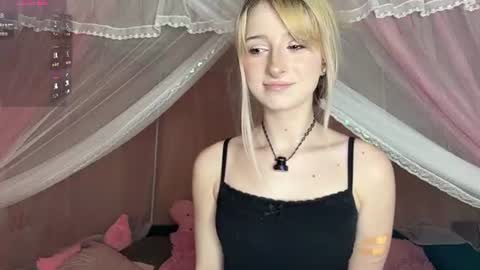 Snapshot of onlyeva1 chatting on 06/19/26, 10:19 Eva online show from 06/19/26, 10:19