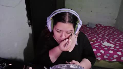 Snapshot of oppaichanuwu chatting on 12/02/25, 01:00 oppaichanuwu online show from 12/02/25, 01:00