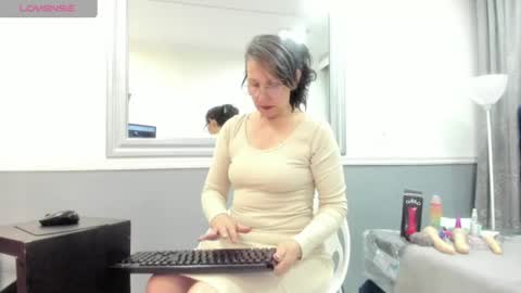Snapshot of oriana_jhonson chatting on 06/12/26, 12:42 Oriana online show from 06/12/26, 12:42