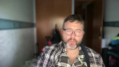 Snapshot of oscarbcncat chatting on 05/18/26, 04:24 oscarbcncat online show from 05/18/26, 04:24