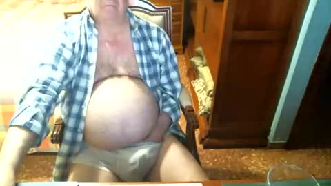 Snapshot of oscarw chatting on 04/26/26, 04:37 Oscar online show from 04/26/26, 04:37
