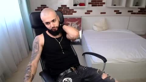 Snapshot of oscarwills chatting on 05/25/26, 04:40 OscarWills online show from 05/25/26, 04:40