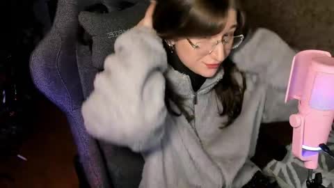 Snapshot of oskar_fucker chatting on 06/01/26, 04:09 Leliana online show from 06/01/26, 04:09
