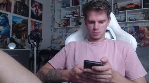 Snapshot of oxmikexo chatting on 09/25/25, 11:58 Mike online show from 09/25/25, 11:58