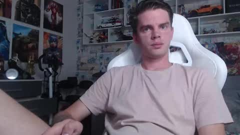 Snapshot of oxmikexo chatting on 09/28/25, 11:04 Mike online show from 09/28/25, 11:04