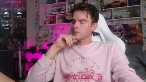 Snapshot of oxmikexo chatting on 10/08/25, 12:03 Mike online show from 10/08/25, 12:03