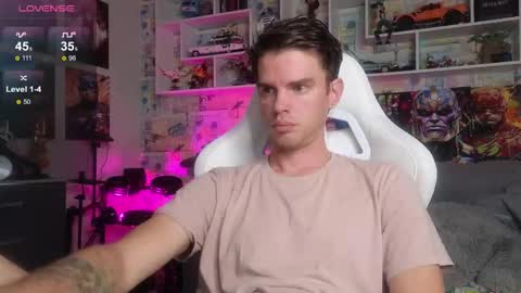 Snapshot of oxmikexo chatting on 10/10/25, 12:04 Mike online show from 10/10/25, 12:04