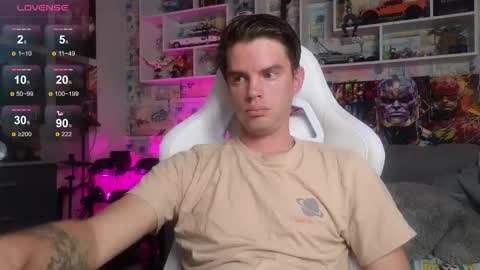 Snapshot of oxmikexo chatting on 10/12/25, 12:15 Mike online show from 10/12/25, 12:15