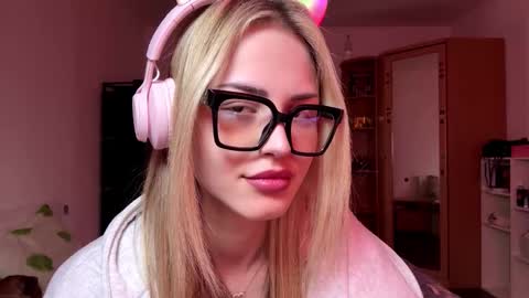 Snapshot of ozellagranville chatting on 03/21/26, 10:31 Eva online show from 03/21/26, 10:31