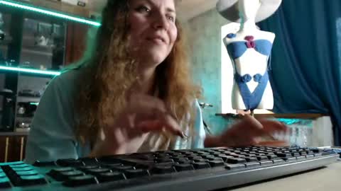 Snapshot of pa1e_pr1ncess chatting on 04/25/26, 01:41 Ella online show from 04/25/26, 01:41